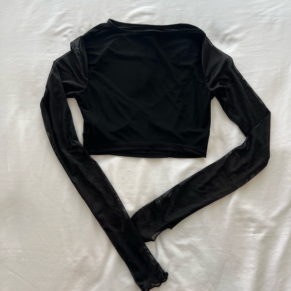 Pretty Little Thing Black silky contrast sleeve cut out top - Picture 4 of 4
